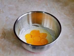 加入8个蛋黄。