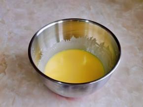 手动打蛋器打至均匀，放旁边备用。（蛋黄糊拌均匀后，提起打蛋器出现纹路，但不会马上消失）