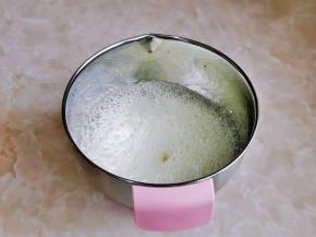 蛋白中加入盐，启动电动打蛋器，打至鱼眼泡，加入一半的细砂糖，继续高速打发。（这时将烤箱原带的烤盘加入水，放入烤箱中层上下150度预热）