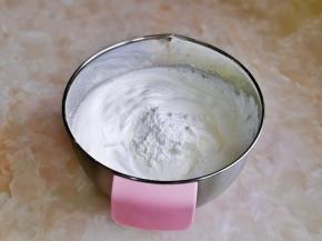 打至蛋白霜细腻，加入剩下的一半糖，玉米淀粉。