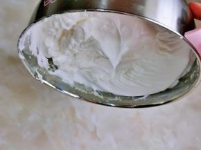 电动打蛋器转中速打至湿性发泡，提起打蛋器有明显的小弯钩即可，有很多朋友这一点会搞不清楚，今天来一张简单易懂得图，把蛋白霜的器具倒扣过来不会流动的状态，如图所示。