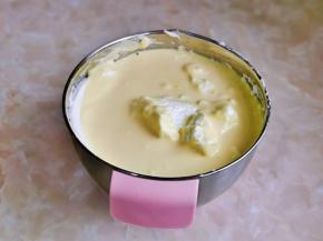 最后把蛋黄糊倒入蛋白霜的器具中，已翻拌的手法混合均匀。（切记是已翻拌的手法）