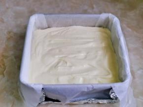 把拌好的蛋糕糊倒入模具中，轻轻震几下，将气泡震出。（模具外面再包上一层锡纸，避免底部和旁边上色）