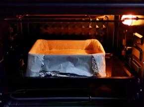 古早蛋糕模具放入预热好的热水烤盘上，上下150度烤60分钟。（古早蛋糕模具下面的烤盘里水位不能低于2厘米，一定要把装水的烤盘提前预热）