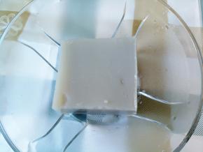 就是这样的冻粉，一块有两斤多了，我们只要了一半。