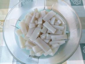 用开水烫一两分钟。这个是因为我觉得外面卖的，怕不卫生，所以用开水烫一下，求个心理安慰。