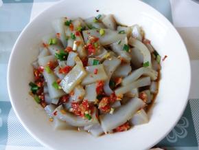 拌匀，冰箱冷藏半小时以上，冰凉凉的更好吃。