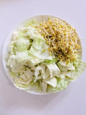 包菜洗净切成块，豆芽洗净备用！（也可以换成自己喜欢的配菜！）