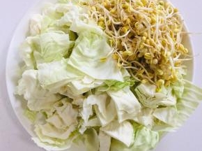 包菜洗净切成块，豆芽洗净备用！（也可以换成自己喜欢的配菜！）