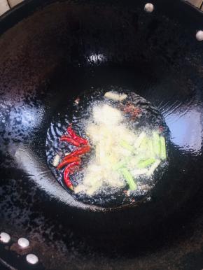 起锅烧油，放入花椒，生姜，干辣椒，葱白，蒜瓣爆香！