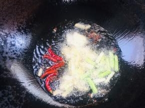 起锅烧油，放入花椒，生姜，干辣椒，葱白，蒜瓣爆香！