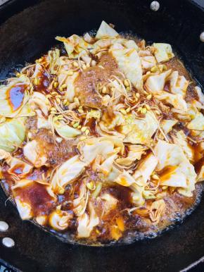 放入豆芽和包菜煮熟！