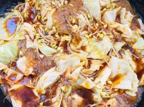 放入豆芽和包菜煮熟！