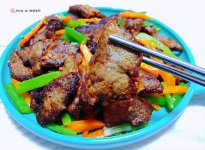 猪肝入口香浓四溢混搭着芹菜的清香让人回味无穷