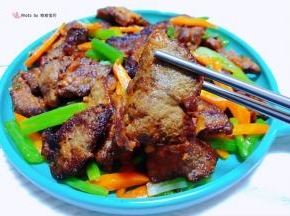 猪肝入口香浓四溢混搭着芹菜的清香让人回味无穷