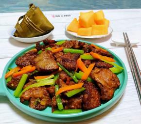 美味可口的芹菜炒猪肝装入盘中就大功告成了搭配水果和糯米粽子一起吃棒极了