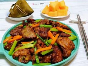 美味可口的芹菜炒猪肝装入盘中就大功告成了搭配水果和糯米粽子一起吃棒极了