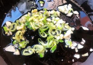 锅中倒入底油加热放入葱姜蒜爆香