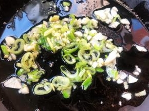 锅中倒入底油加热放入葱姜蒜爆香