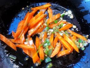放入胡萝卜炒至断生