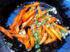 放入胡萝卜炒至断生