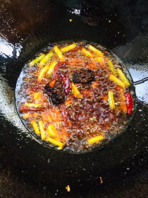 放入火锅底料和郫县豆瓣酱小火炒出红油！