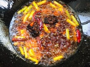 放入火锅底料和郫县豆瓣酱小火炒出红油！