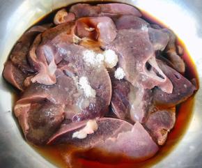 猪肝片成片放入调味糖、一品鲜酱油、蚝油、料酒拌匀腌制二十分钟入味