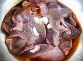 猪肝片成片放入调味糖、一品鲜酱油、蚝油、料酒拌匀腌制二十分钟入味