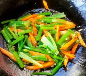 放入焯好水的芹菜炒匀