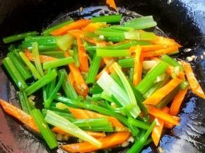 放入焯好水的芹菜炒匀