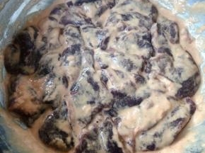 撒上适量淀粉抓匀