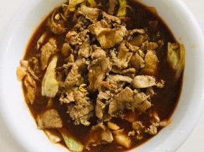 煮好的肉片连同汤汁一起倒入碗中！