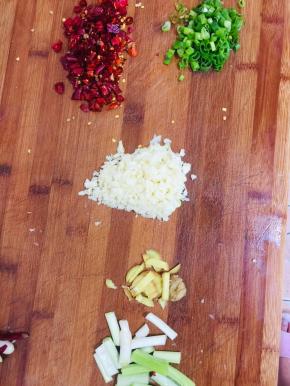 生姜切成丝，蒜瓣拍碎切成末，葱白切成段，葱叶切成葱花，干辣椒切成段备用！