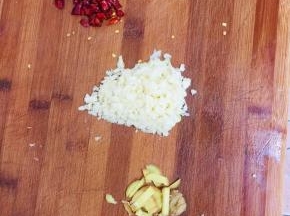 生姜切成丝，蒜瓣拍碎切成末，葱白切成段，葱叶切成葱花，干辣椒切成段备用！