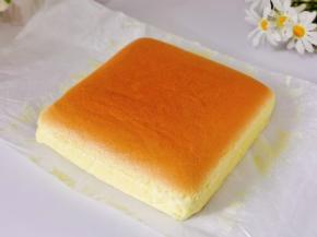 戴上隔热手套取出模具，轻轻摔两下模具，将热气排出，趁热把油纸撕掉，这样古早蛋糕就做好啦！