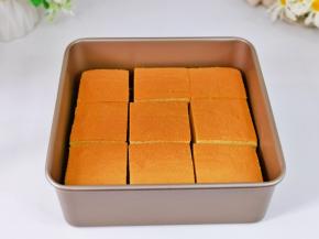 晾凉后用面包刀切成小块。