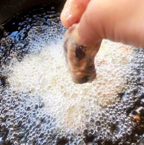 锅中倒入适量油加热至七成熟依次放入猪肝大火炸起来