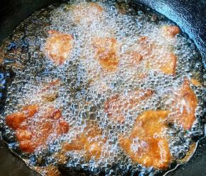 猪肝炸至金黄色漂浮起来即可出锅