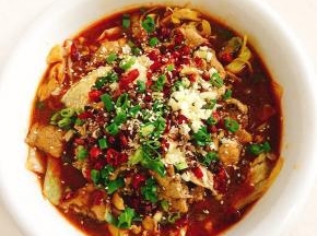 撒上配料：
蒜末，干辣椒，花椒，葱花和白芝麻！