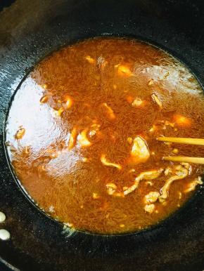 下入肉片，颜色变白，肉片打卷就是熟了！