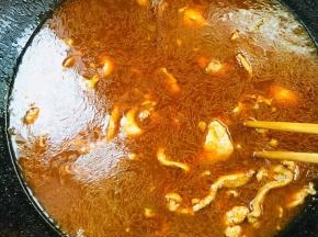 下入肉片，颜色变白，肉片打卷就是熟了！