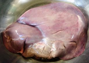 准备原材料新鲜的猪肝在清水中浸泡一会儿去除血水洗净