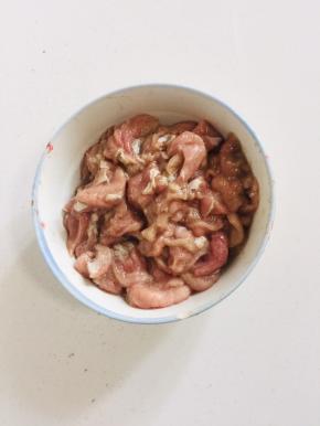 瘦肉洗净切成薄片，加入少许的盐，料酒，胡椒粉，蛋清，淀粉抓拌均匀，黏手即可！再加入适量的油拌匀封油腌制15分钟左右！