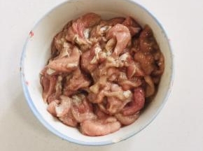 瘦肉洗净切成薄片，加入少许的盐，料酒，胡椒粉，蛋清，淀粉抓拌均匀，黏手即可！再加入适量的油拌匀封油腌制15分钟左右！