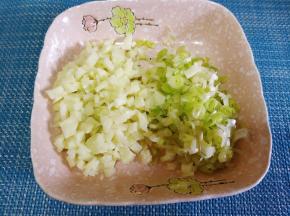 土豆去皮切丁，葱切葱花。