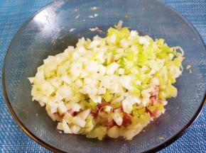 将切好的土豆和葱花放进肉沫里