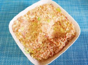 将搅拌好的肉沫放进盘里，用勺子压两个坑。