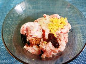 肉沫里放上述调料调匀