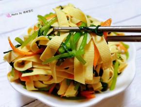 千张入口比肉还要香混搭着茼蒿的清新味道棒极了